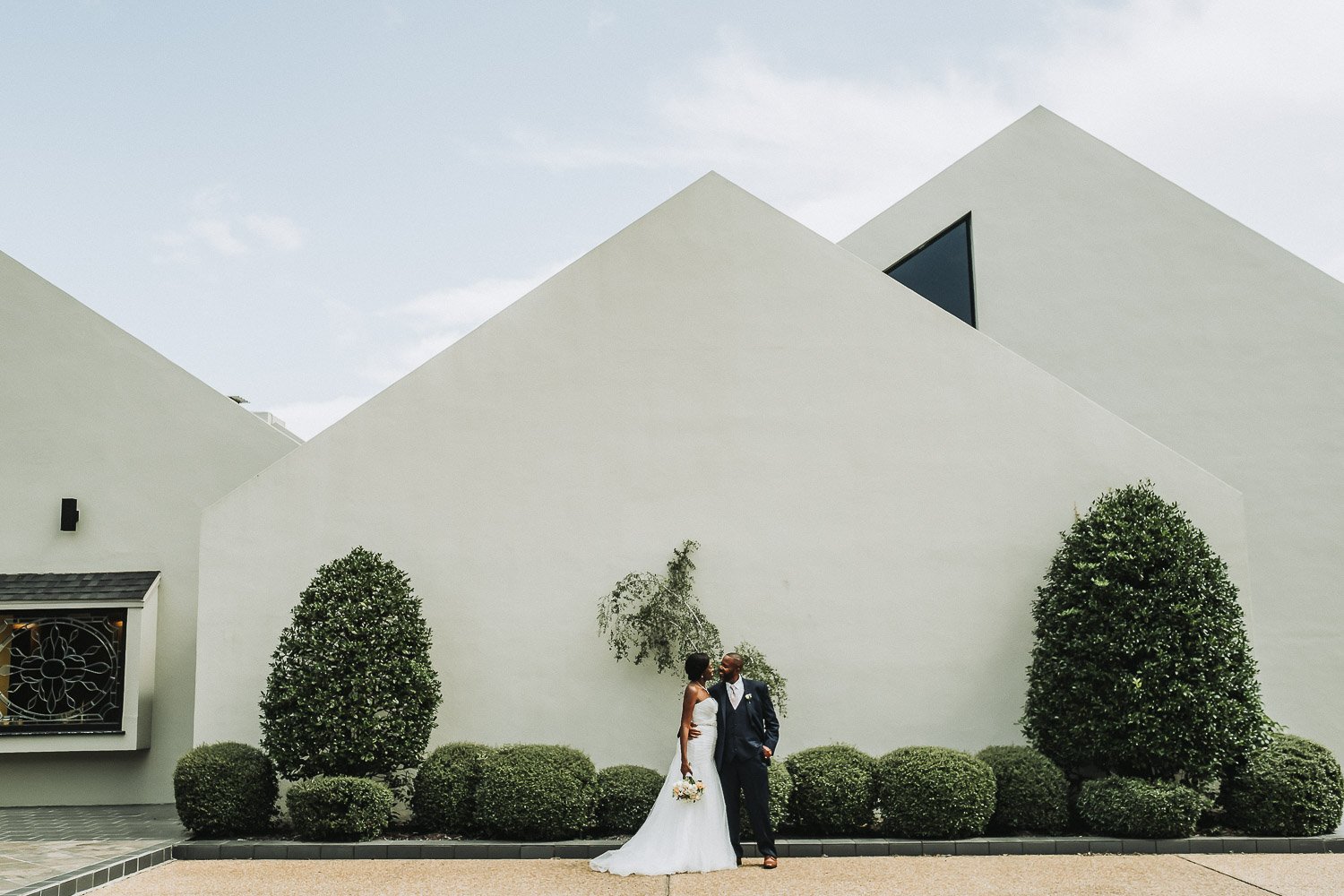 5 Foundational Poses to Ensure You Look Flawless in Your Wedding Photos